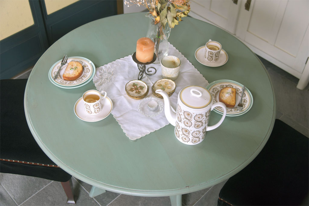 ペイント家具 すっきりとしたフォルムが美しいカフェテーブル(ラウンドテーブル、サイドテーブル) ラフジュ工房