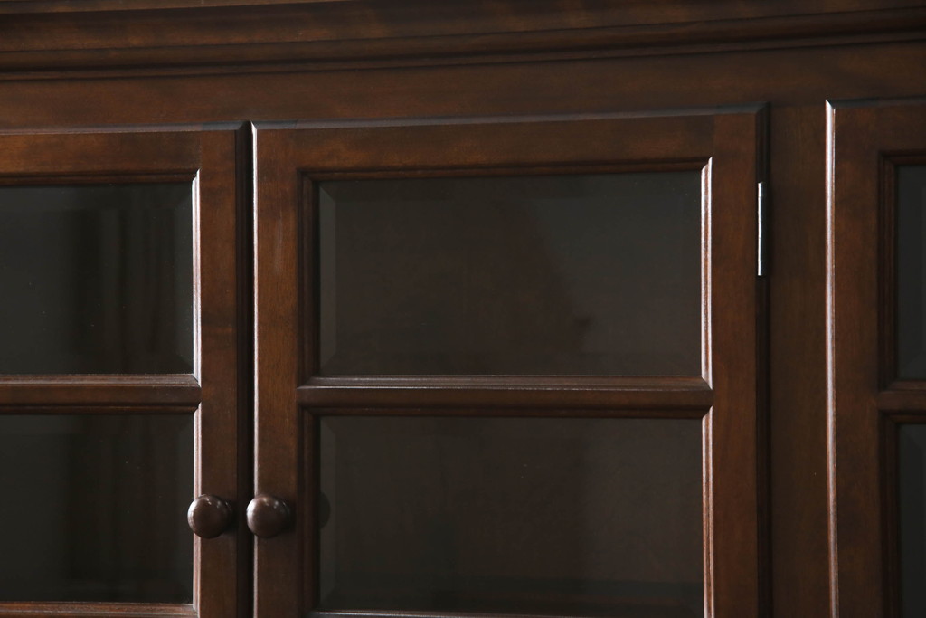 中古　美品　松本民芸家具　西洋の伝統的なデザインをモチーフにしたリネン型食器棚(キャビネット、カップボード、収納棚、戸棚)(定価約142万円)(R-058587)