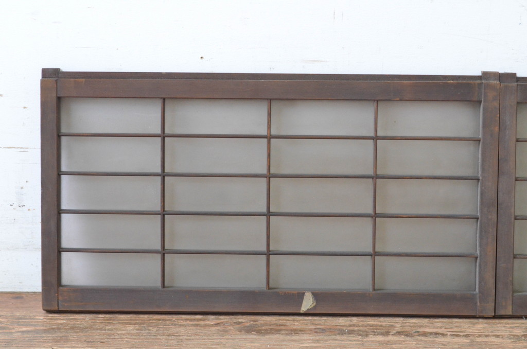 アンティーク建具　レトロな空間づくりにおすすめな格子入りのガラス窓2枚セット(明かり取り、明り取り、ガラス戸、格子戸、引き戸)(R-065011)