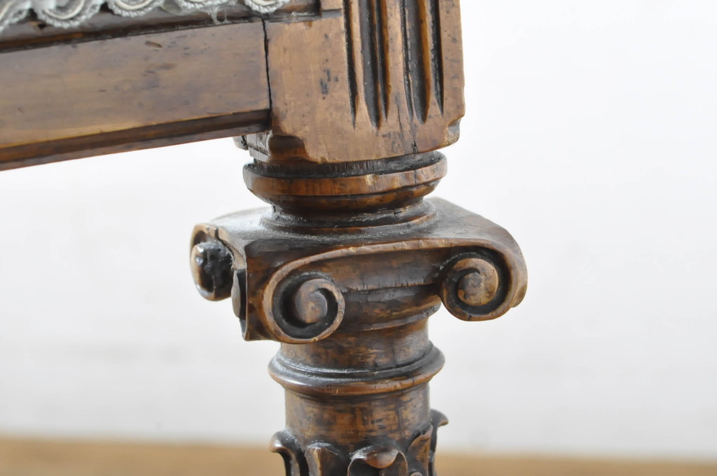 イギリスアンティーク　エレガントな彫刻が魅力のキャスター付きナーシングチェア(ラウンジチェア、イージーチェア、ダイニングチェア、椅子、イス、英国)(R-065635)