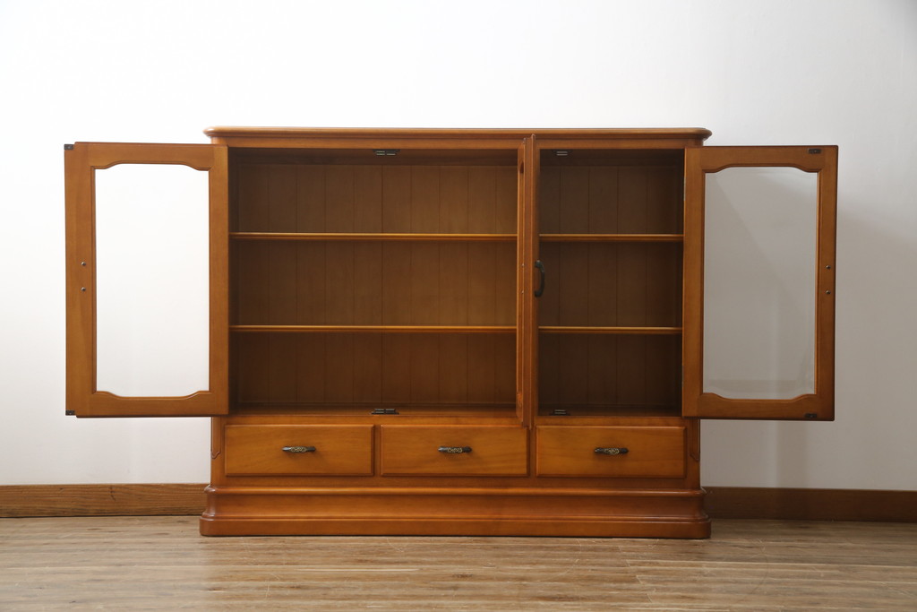 中古　美品　横浜クラシック家具　ダニエル(Daniel)　Etranger(エトランジェ)　E-208　品のある佇まいが魅力的なサイドボード(リビングボード、収納棚、戸棚、飾り棚)(R-076879)