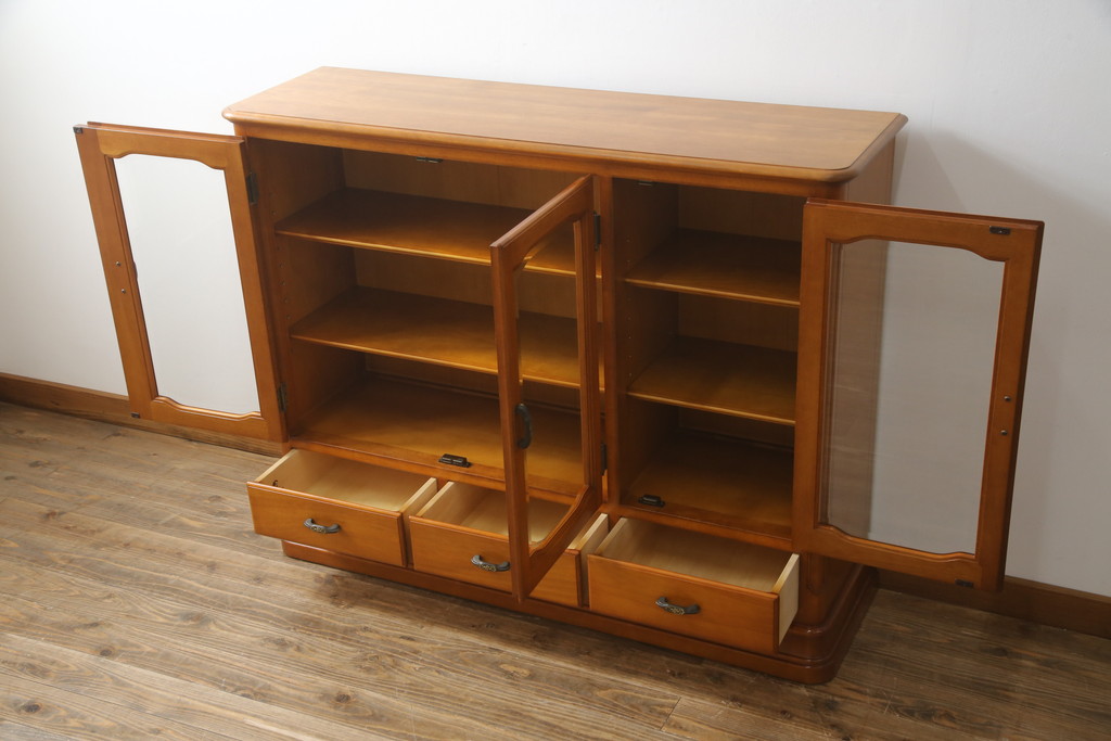 中古　美品　横浜クラシック家具　ダニエル(Daniel)　Etranger(エトランジェ)　E-208　品のある佇まいが魅力的なサイドボード(リビングボード、収納棚、戸棚、飾り棚)(R-076879)