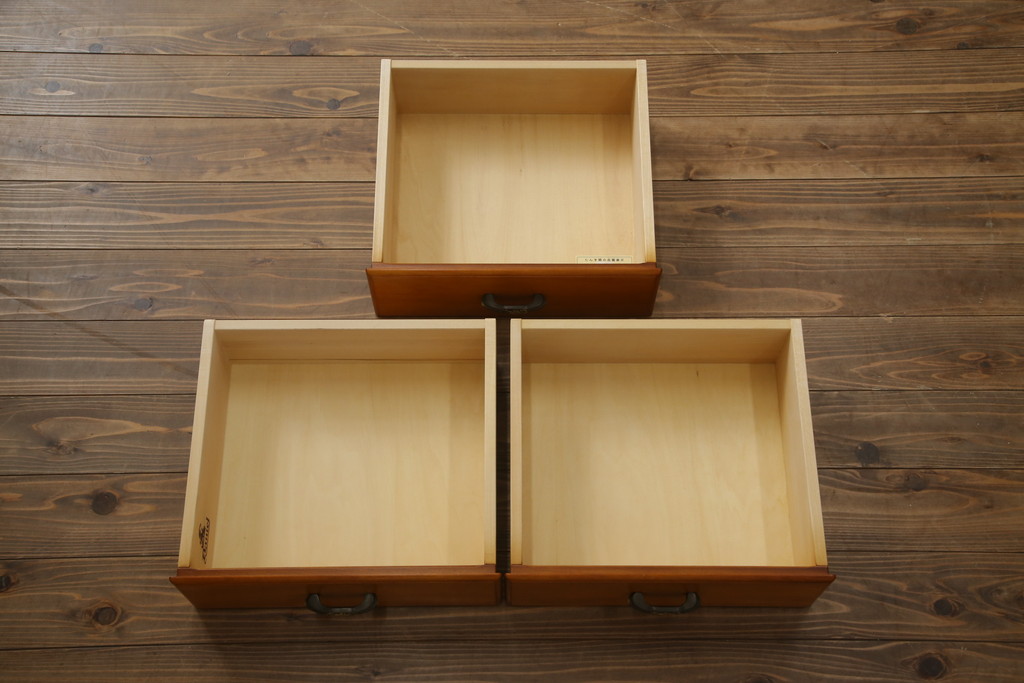 中古　美品　横浜クラシック家具　ダニエル(Daniel)　Etranger(エトランジェ)　E-208　品のある佇まいが魅力的なサイドボード(リビングボード、収納棚、戸棚、飾り棚)(R-076879)
