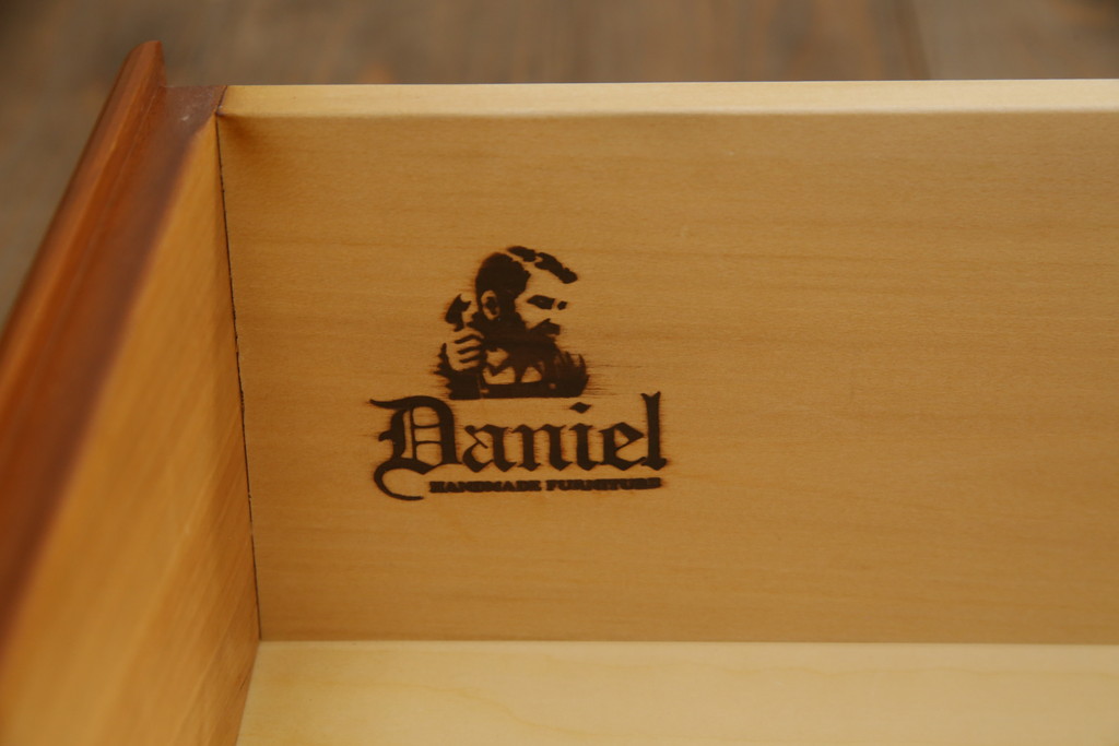 中古　美品　横浜クラシック家具　ダニエル(Daniel)　Etranger(エトランジェ)　E-208　品のある佇まいが魅力的なサイドボード(リビングボード、収納棚、戸棚、飾り棚)(R-076879)