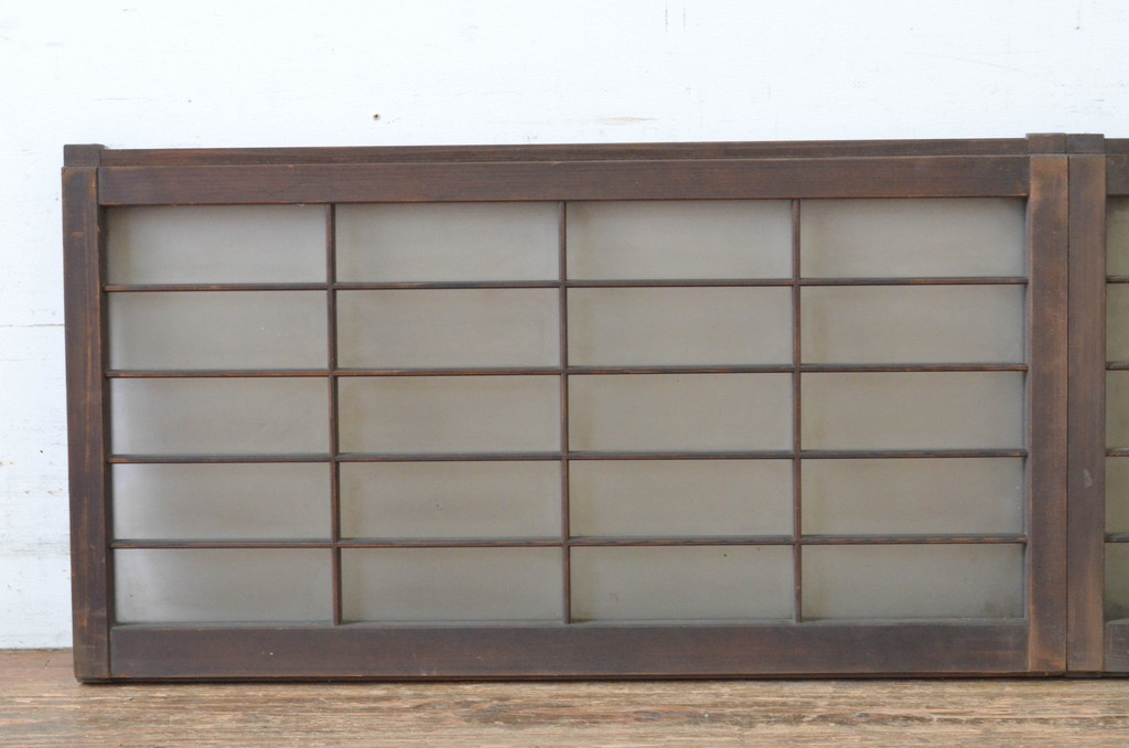 アンティーク建具　レトロな空間づくりにおすすめな格子入りのガラス窓2枚セット(明かり取り、明り取り、ガラス戸、格子戸、引き戸)(R-065012)