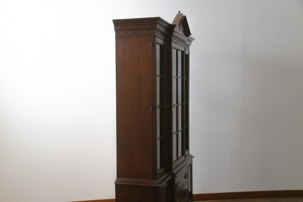 中古　美品　DREXEL HERITAGE(ドレクセルヘリテイジ)　高級感漂う上品なデザインのキャビネット(チャイナキャビネット、収納棚、戸棚、飾り棚、陳列棚、食器棚、カップボード)(R-064882)