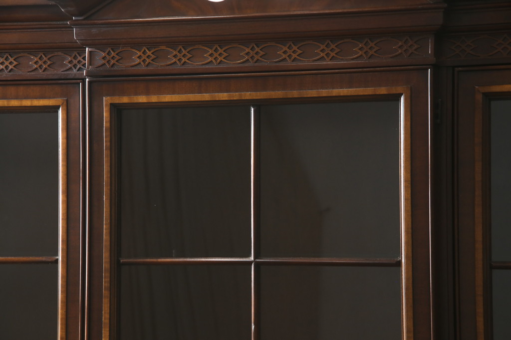 中古　美品　DREXEL HERITAGE(ドレクセルヘリテイジ)　高級感漂う上品なデザインのキャビネット(チャイナキャビネット、収納棚、戸棚、飾り棚、陳列棚、食器棚、カップボード)(R-064882)