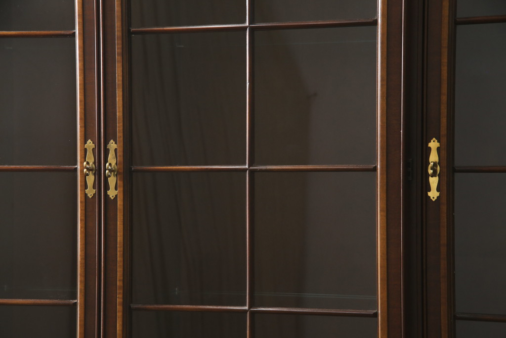 中古　美品　DREXEL HERITAGE(ドレクセルヘリテイジ)　高級感漂う上品なデザインのキャビネット(チャイナキャビネット、収納棚、戸棚、飾り棚、陳列棚、食器棚、カップボード)(R-064882)