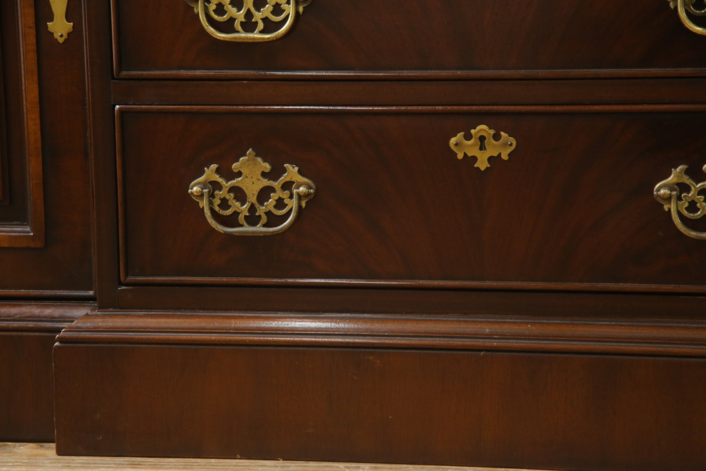 中古　美品　DREXEL HERITAGE(ドレクセルヘリテイジ)　高級感漂う上品なデザインのキャビネット(チャイナキャビネット、収納棚、戸棚、飾り棚、陳列棚、食器棚、カップボード)(R-064882)