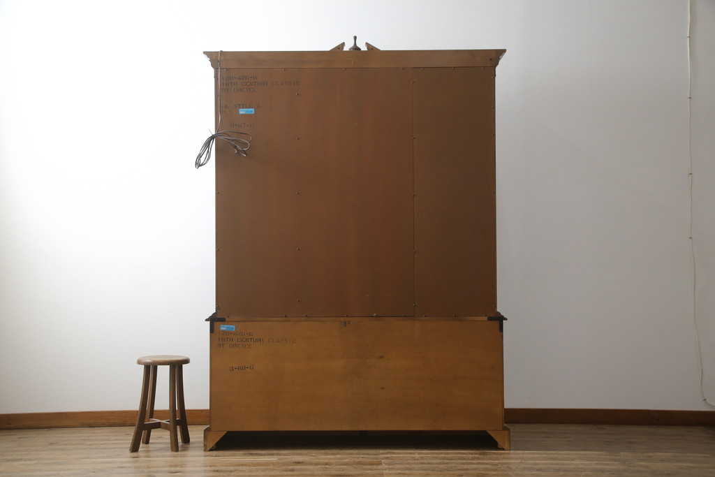 中古　美品　DREXEL HERITAGE(ドレクセルヘリテイジ)　高級感漂う上品なデザインのキャビネット(チャイナキャビネット、収納棚、戸棚、飾り棚、陳列棚、食器棚、カップボード)(R-064882)