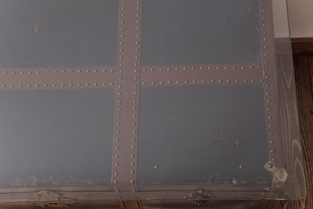 アンティーク雑貨　リメイク品　脚付き　ヴィンテージスタイルにおすすめなトランクセンターテーブル(ローテーブル、ビンテージ)