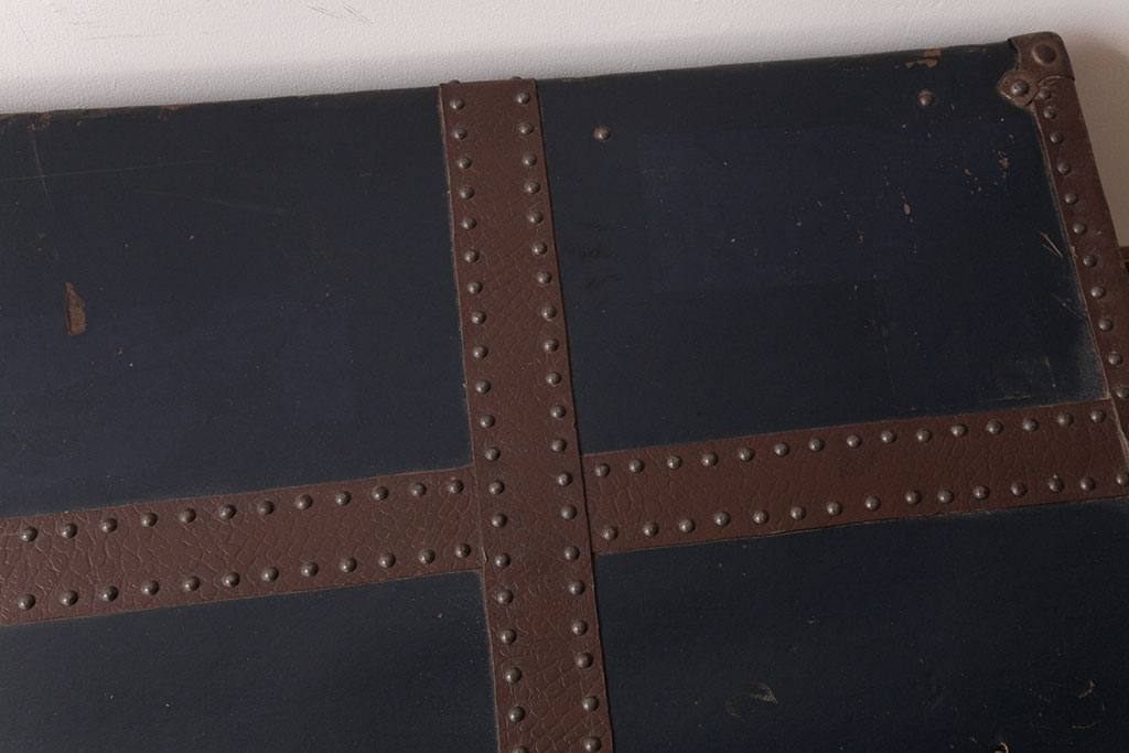 アンティーク雑貨　リメイク品　脚付き　ヴィンテージスタイルにおすすめなトランクセンターテーブル(ローテーブル、ビンテージ)