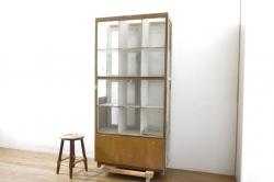 中古　美品　横浜クラシック家具　ダニエル(daniel)　アーリーアメリカンシリーズ　A-204　クラシカルな雰囲気のお部屋づくりにおすすめなチャイナキャビネット(食器棚、収納棚、戸棚、カップボード)(R-072825)