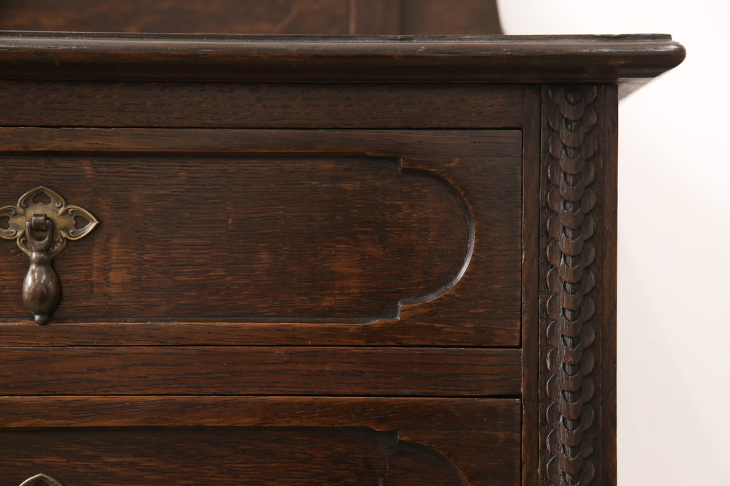 イギリスアンティーク　エレガントな佇まいが魅力的なオーク材製のドレッシクングチェスト(サイドボード、サイドチェスト、キャビネット)(R-047952)