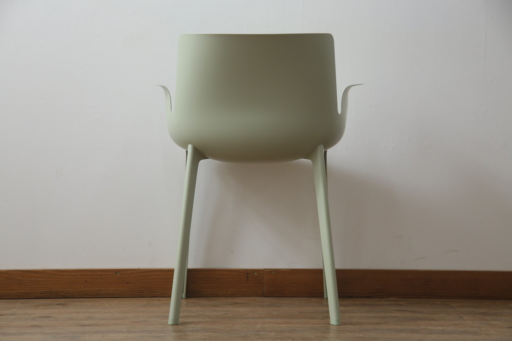 中古　展示美品　イタリア製　Kartell(カルテル)　Piuma(ピウマ)　ピエロ・リッソーニデザイン　軽さと丈夫さが魅力!スタイリッシュなアームチェア(ダイニングチェア、椅子、イス、いす)(定価約6万3千円)(R-058173)