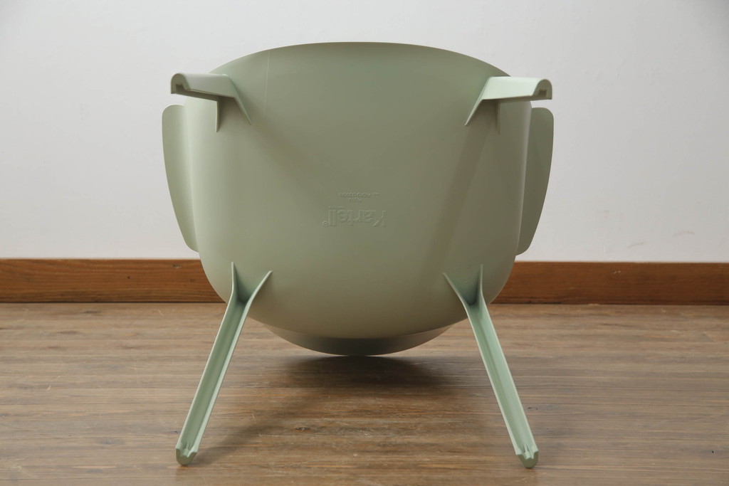 中古　展示美品　イタリア製　Kartell(カルテル)　Piuma(ピウマ)　ピエロ・リッソーニデザイン　軽さと丈夫さが魅力!スタイリッシュなアームチェア(ダイニングチェア、椅子、イス、いす)(定価約6万3千円)(R-058173)