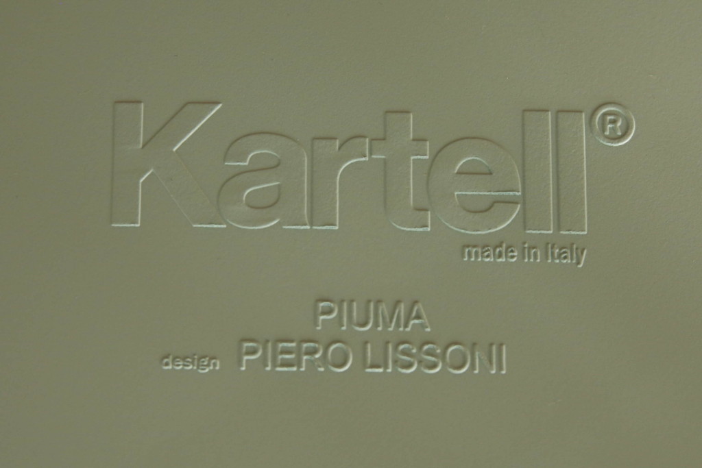 中古　展示美品　イタリア製　Kartell(カルテル)　Piuma(ピウマ)　ピエロ・リッソーニデザイン　軽さと丈夫さが魅力!スタイリッシュなアームチェア(ダイニングチェア、椅子、イス、いす)(定価約6万3千円)(R-058173)