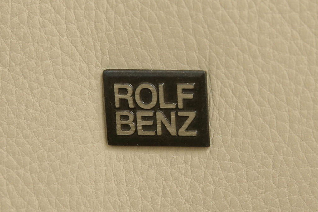 中古　美品　ロルフベンツ(ROLF BENZ)　本革レザー　シンプルモダンな2.5人掛けソファ(定価約150万円)(2人掛け、3人掛け)(R-058991)