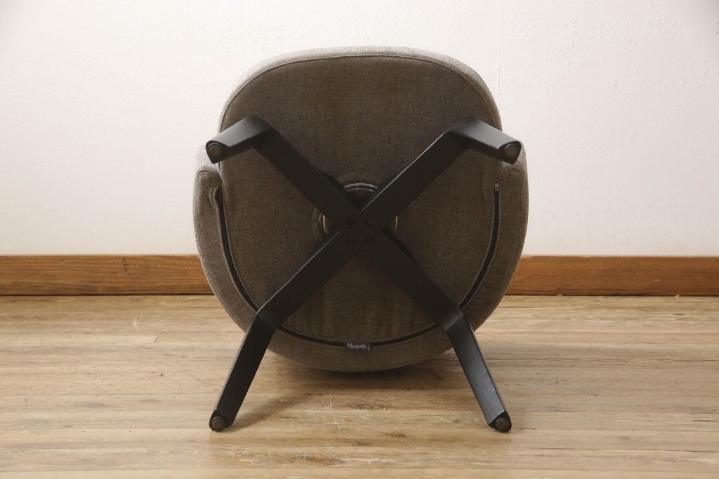 中古　超美品　イタリア　ミノッティ(Minotti)　シンプルモダンなデザインが美しい回転式ダイニングチェア(定価35万円)(回転イス、椅子)(R-061468)