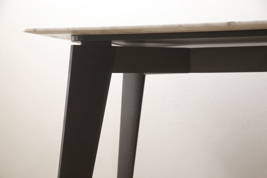中古　poliform(ポリフォーム)　HOWARD(ハワード)　大理石(ビアンコカララ)　スタイリッシュな空間演出に活躍する大型のダイニングテーブル(6人掛け、8人掛け、食卓)(定価約84万円)(R-065400)