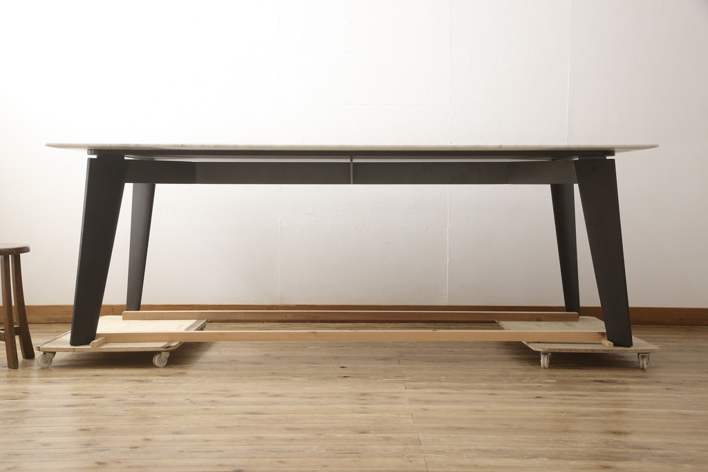 中古　poliform(ポリフォーム)　HOWARD(ハワード)　大理石(ビアンコカララ)　スタイリッシュな空間演出に活躍する大型のダイニングテーブル(6人掛け、8人掛け、食卓)(定価約84万円)(R-065400)