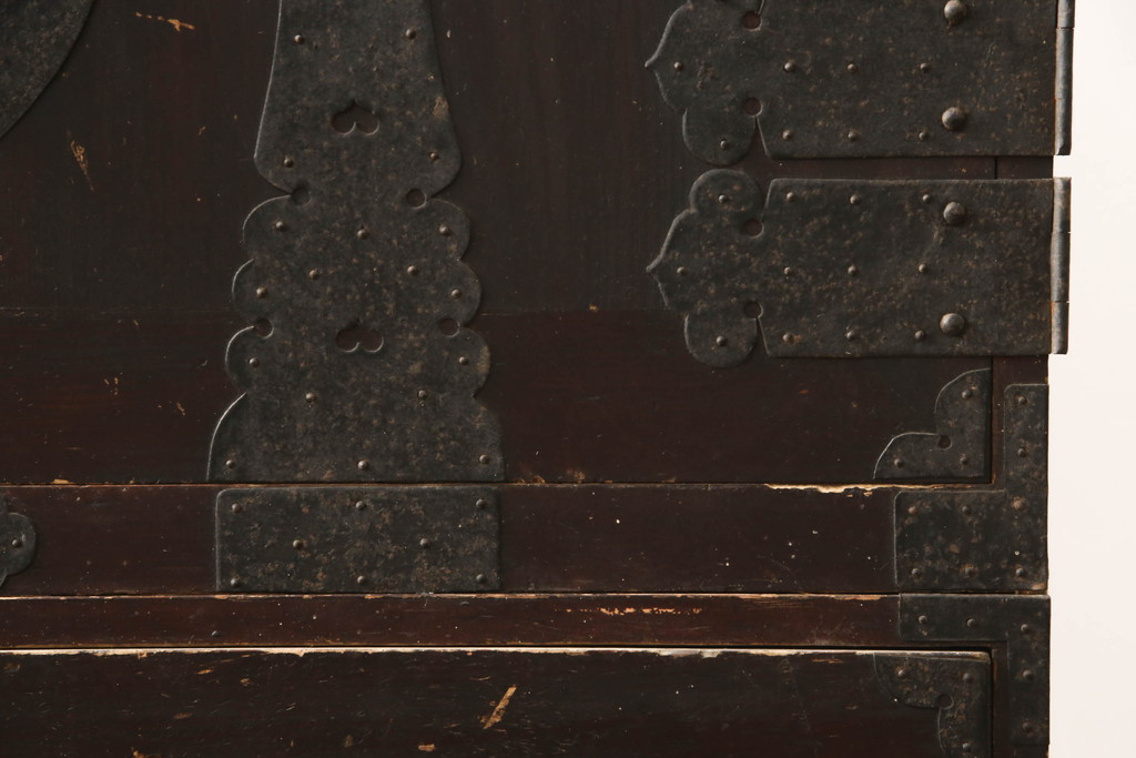 アンティーク家具　明治期　観音開き戸付き　十字金具の重ね箪笥(和箪笥、時代箪笥)(R-040464)
