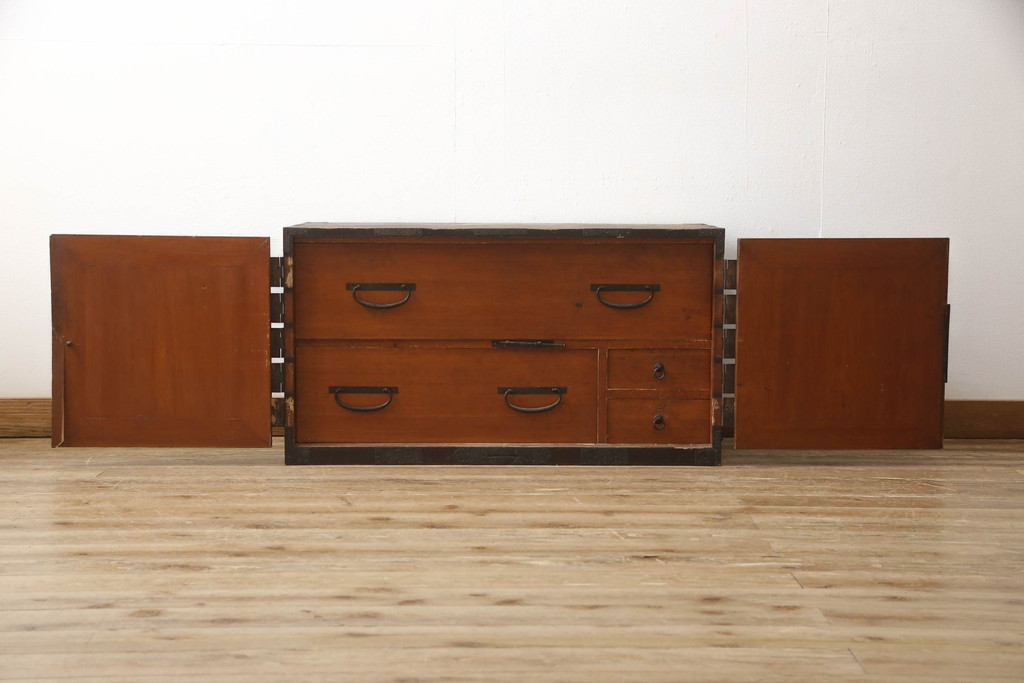 アンティーク家具　明治期　観音開き戸 十字金具の和箪笥(ローボード、時代箪笥)(R-040462)