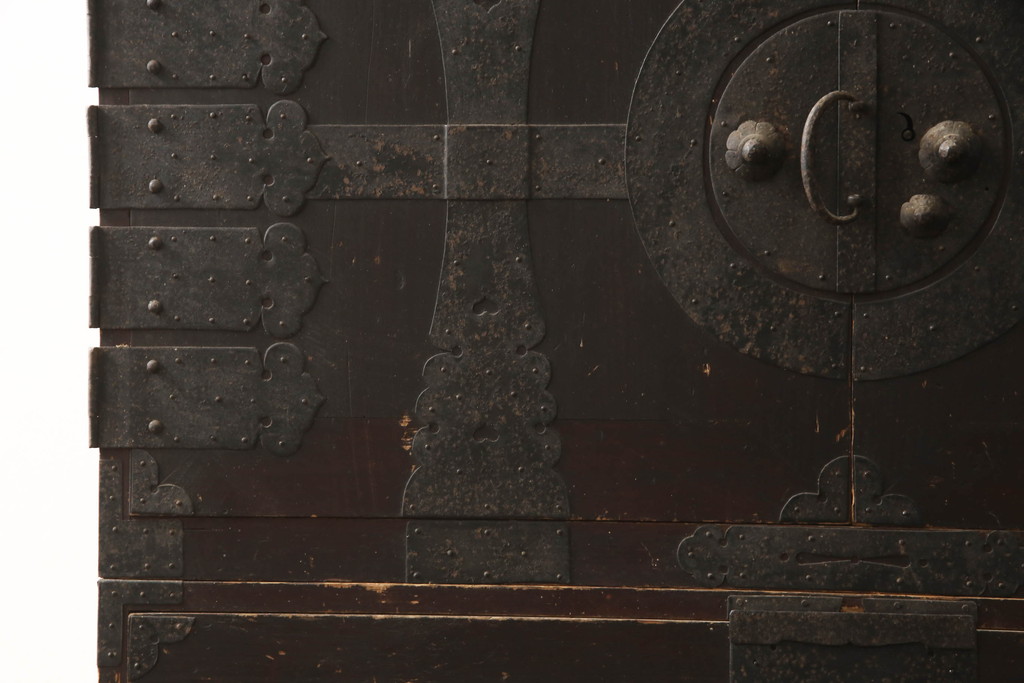 アンティーク家具　明治期　観音開き戸 十字金具の和箪笥(ローボード、時代箪笥)(R-040462)