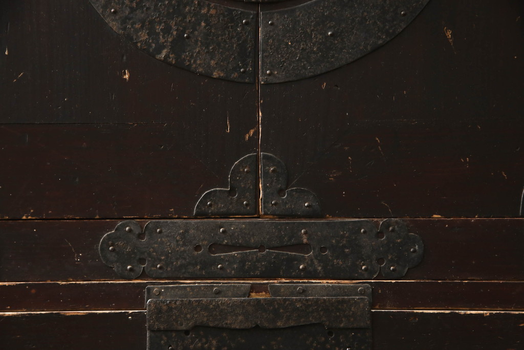 アンティーク家具　明治期　観音開き戸 十字金具の和箪笥(ローボード、時代箪笥)(R-040462)