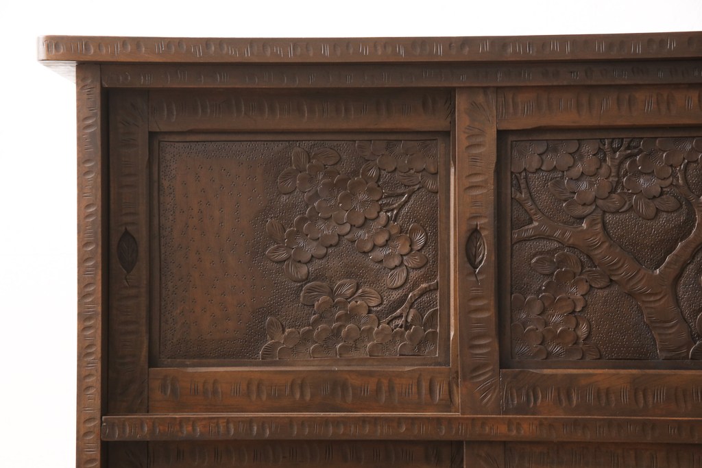 中古　民芸家具　軽井沢彫り　細やかな彫り込みが目を引く下駄箱(収納棚、戸棚)(R-054160)