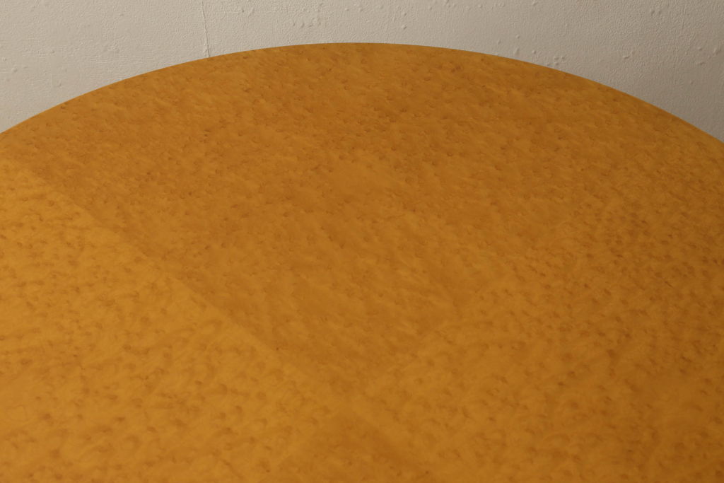 中古　美品　IDC大塚家具　バーズアイメープル　SPRENDOR(スプレンダー)　特徴的な杢目と艶やかな質感が目を引く丸テーブル(ダイニングテーブル、ラウンドテーブル)(R-053362)