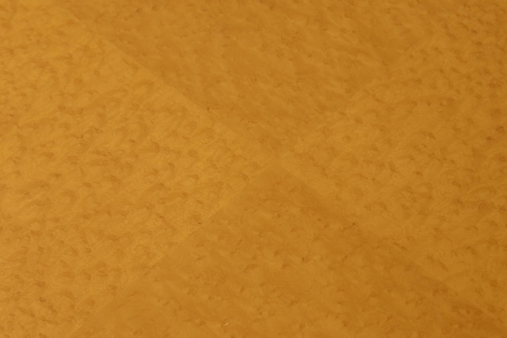中古　美品　IDC大塚家具　バーズアイメープル　SPRENDOR(スプレンダー)　特徴的な杢目と艶やかな質感が目を引く丸テーブル(ダイニングテーブル、ラウンドテーブル)(R-053362)