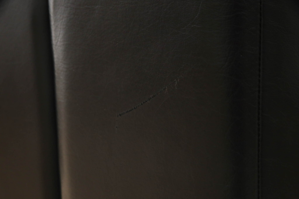 中古　デセデ(de Sede)　本革　ブラック色　高級感溢れる佇まいが美しい1人掛けレザーソファ(定価約60万円)(アームチェア、一人掛けソファ、黒)(R-056153)