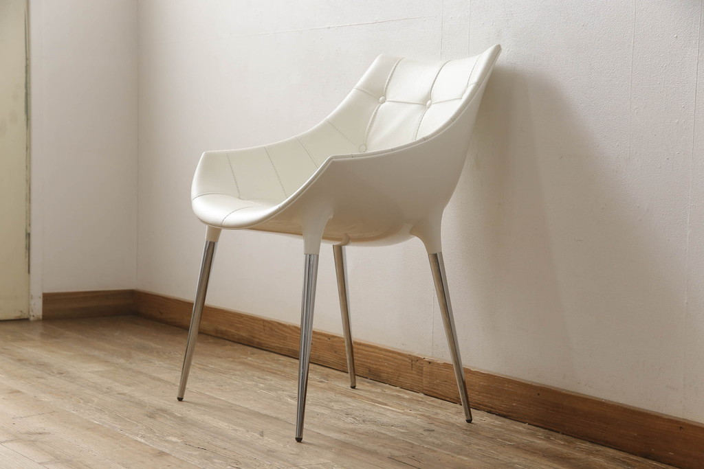 中古　展示品　超美品　Cassinaixc.(カッシーナイクスシー)　Philippe Starck(フィリップ・スタルク)　246　PASSION(パシオン)　本革　丸みのあるボディと華奢な脚のバランスが美しいアームチェア(ダイニングチェア、椅子、イス、レザー)(定価約21万円)(R-060984)