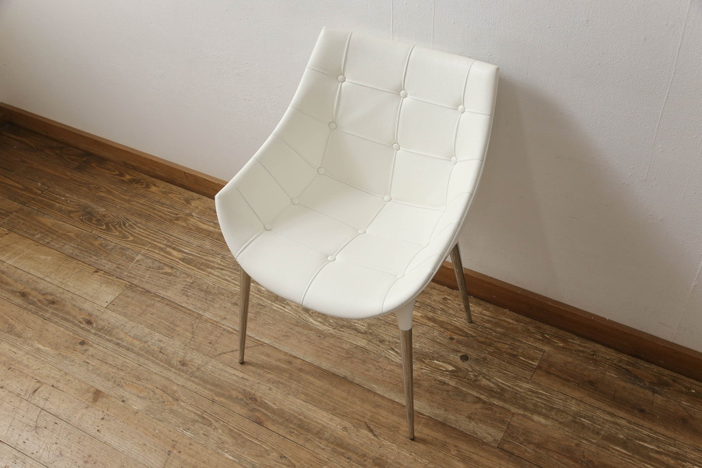 中古　展示品　超美品　Cassinaixc.(カッシーナイクスシー)　Philippe Starck(フィリップ・スタルク)　246　PASSION(パシオン)　本革　丸みのあるボディと華奢な脚のバランスが美しいアームチェア(ダイニングチェア、椅子、イス、レザー)(定価約21万円)(R-060984)