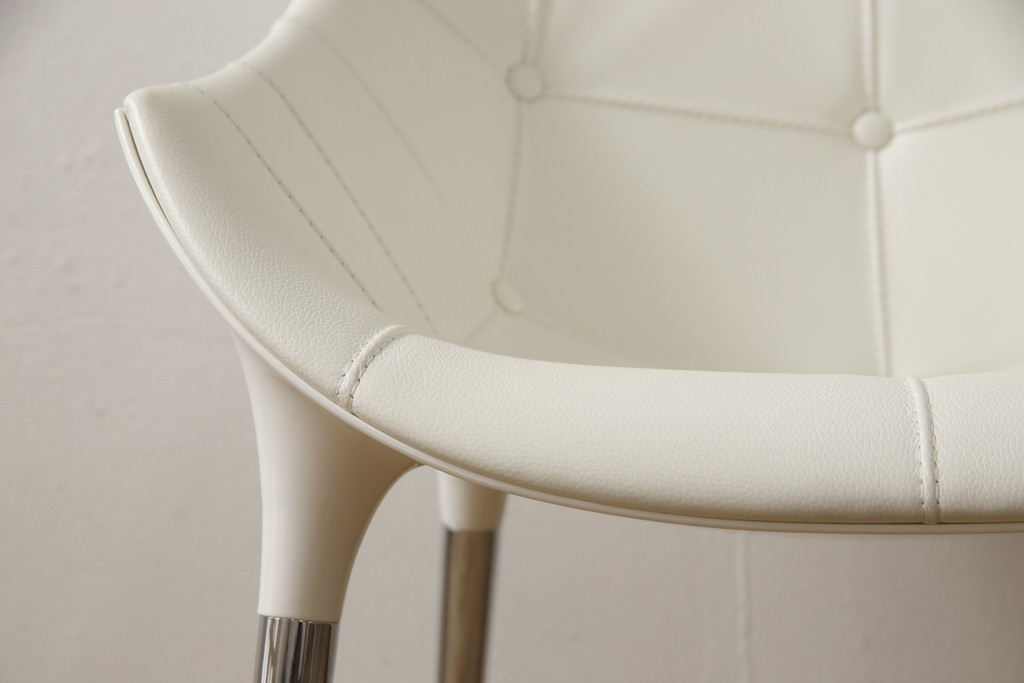 中古　展示品　超美品　Cassinaixc.(カッシーナイクスシー)　Philippe Starck(フィリップ・スタルク)　246　PASSION(パシオン)　本革　丸みのあるボディと華奢な脚のバランスが美しいアームチェア(ダイニングチェア、椅子、イス、レザー)(定価約21万円)(R-060984)