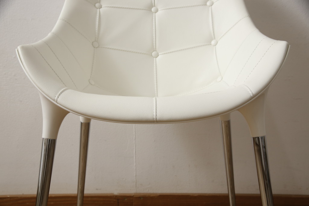 中古　展示品　超美品　Cassinaixc.(カッシーナイクスシー)　Philippe Starck(フィリップ・スタルク)　246　PASSION(パシオン)　本革　丸みのあるボディと華奢な脚のバランスが美しいアームチェア(ダイニングチェア、椅子、イス、レザー)(定価約21万円)(R-060984)