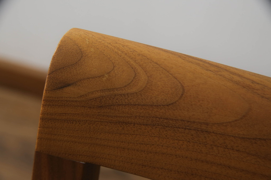 中古　美品　イタリア製　ポラダ(porada)社　GARBO(ガルボ)　優美な曲線デザインが目を惹くアームチェア2脚セット(ダイニングチェア、椅子、イス)(定価2脚で約34万3千円)(R-066900)
