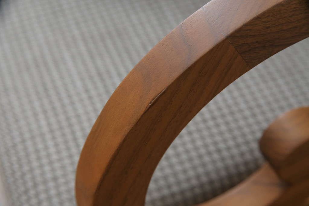 中古　美品　イタリア製　ポラダ(porada)社　GARBO(ガルボ)　優美な曲線デザインが目を惹くアームチェア2脚セット(ダイニングチェア、椅子、イス)(定価2脚で約34万3千円)(R-066900)