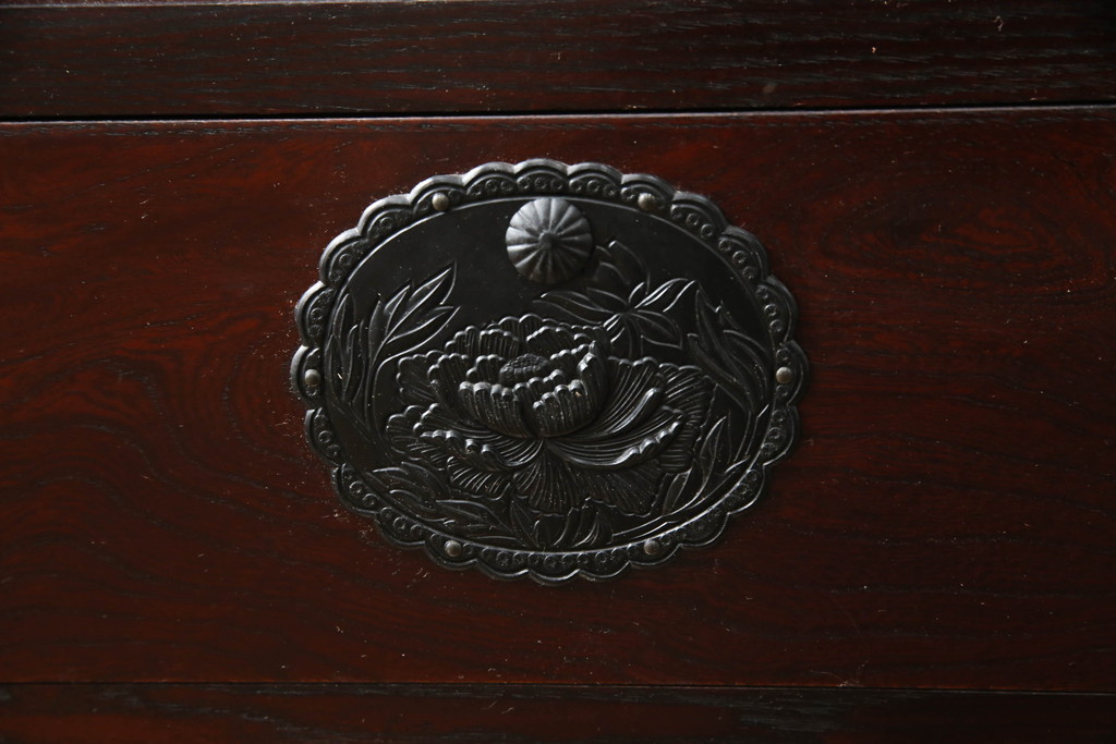  中古　美品!!　仙台民芸箪笥(仙台箪笥)　欅産業　漆塗り　落ち着いた佇まいで和の空間を引き立てる茶箪笥(茶棚、食器棚、収納棚、飾り棚、キャビネット)(R-073048)