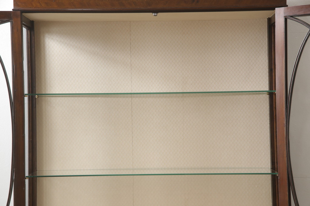 イギリスアンティーク　マホガニー材　気品が感じられるエレガントな猫脚キャビネット(飾り棚、キュリオケース、陳列棚)(R-051605)