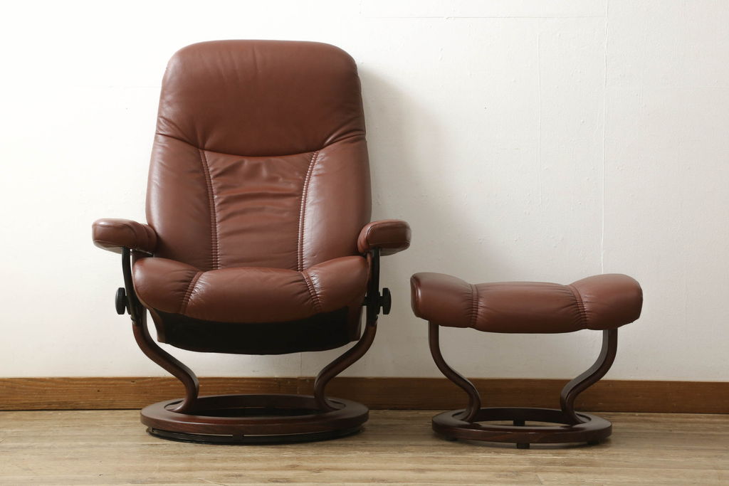 中古　美品　本革　EKORNES(エコーネス)　コンサルシリーズ　クラシック　Mサイズ　オットマン付きストレスレスチェア(レザー、リクライニングチェア、一人掛けソファ、アームチェア)(定価約23万円)(R-058742)