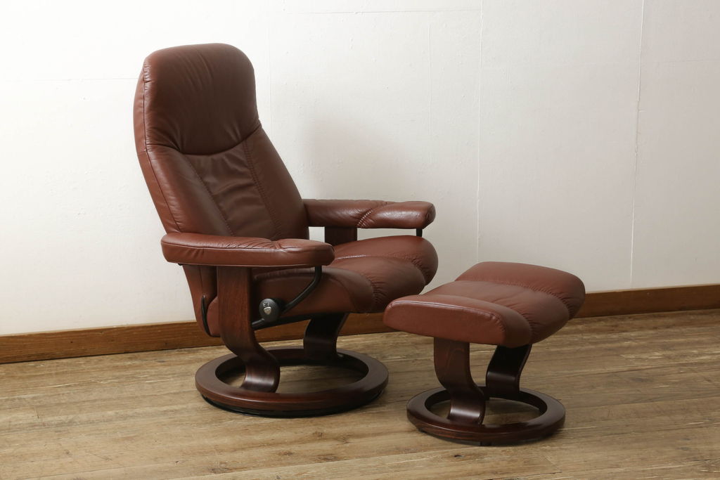 中古　美品　本革　EKORNES(エコーネス)　コンサルシリーズ　クラシック　Mサイズ　オットマン付きストレスレスチェア(レザー、リクライニングチェア、一人掛けソファ、アームチェア)(定価約23万円)(R-058742)