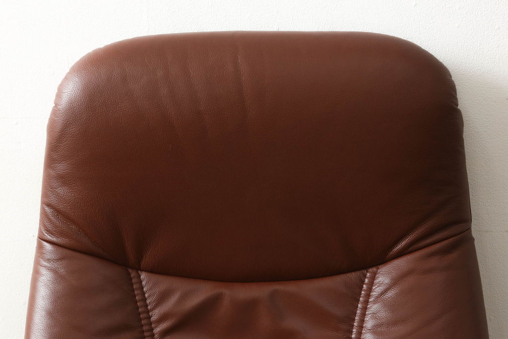 中古　美品　本革　EKORNES(エコーネス)　コンサルシリーズ　クラシック　Mサイズ　オットマン付きストレスレスチェア(レザー、リクライニングチェア、一人掛けソファ、アームチェア)(定価約23万円)(R-058742)