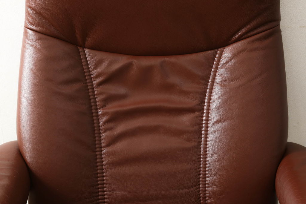 中古　美品　本革　EKORNES(エコーネス)　コンサルシリーズ　クラシック　Mサイズ　オットマン付きストレスレスチェア(レザー、リクライニングチェア、一人掛けソファ、アームチェア)(定価約23万円)(R-058742)