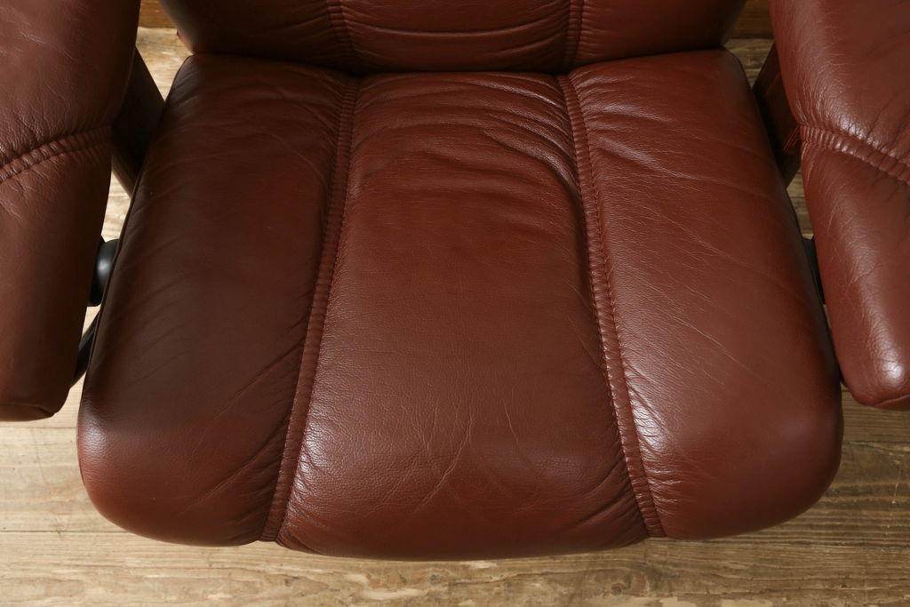 中古　美品　本革　EKORNES(エコーネス)　コンサルシリーズ　クラシック　Mサイズ　オットマン付きストレスレスチェア(レザー、リクライニングチェア、一人掛けソファ、アームチェア)(定価約23万円)(R-058742)