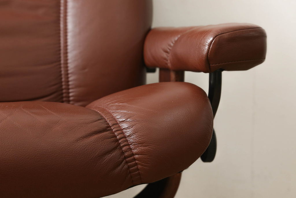 中古　美品　本革　EKORNES(エコーネス)　コンサルシリーズ　クラシック　Mサイズ　オットマン付きストレスレスチェア(レザー、リクライニングチェア、一人掛けソファ、アームチェア)(定価約23万円)(R-058742)