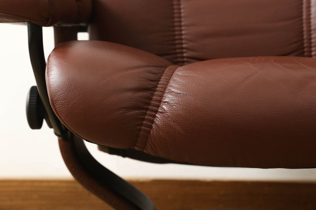 中古　美品　本革　EKORNES(エコーネス)　コンサルシリーズ　クラシック　Mサイズ　オットマン付きストレスレスチェア(レザー、リクライニングチェア、一人掛けソファ、アームチェア)(定価約23万円)(R-058742)