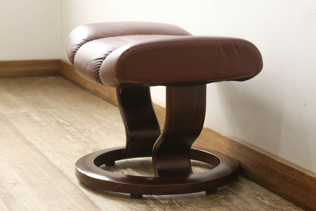 中古　美品　本革　EKORNES(エコーネス)　コンサルシリーズ　クラシック　Mサイズ　オットマン付きストレスレスチェア(レザー、リクライニングチェア、一人掛けソファ、アームチェア)(定価約23万円)(R-058742)