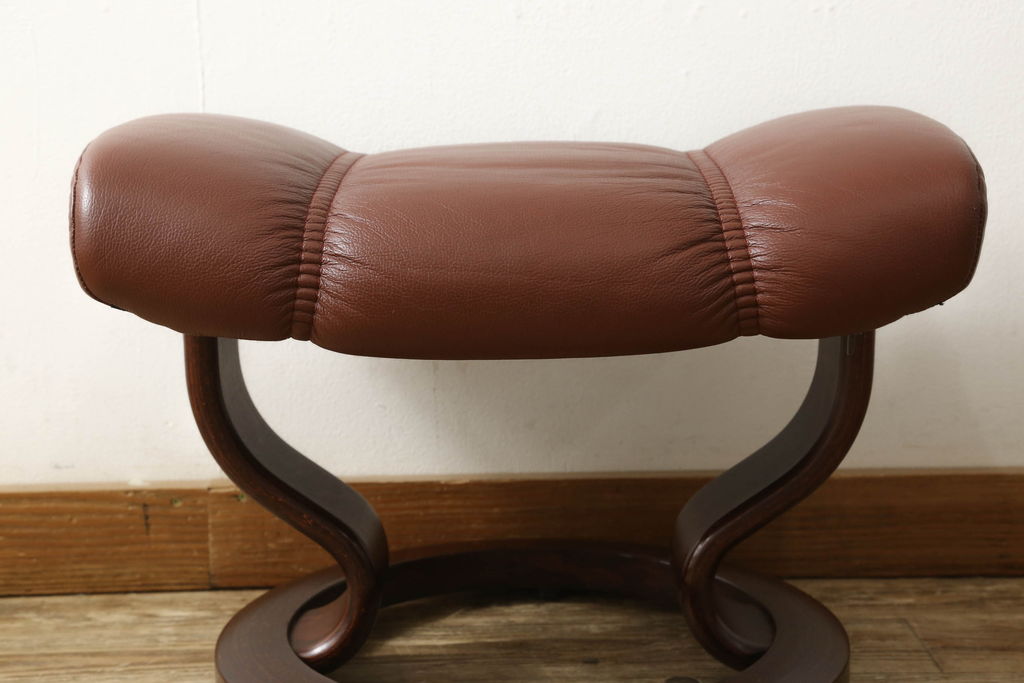 中古　美品　本革　EKORNES(エコーネス)　コンサルシリーズ　クラシック　Mサイズ　オットマン付きストレスレスチェア(レザー、リクライニングチェア、一人掛けソファ、アームチェア)(定価約23万円)(R-058742)